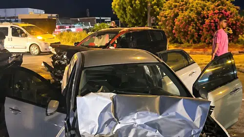 Yola çıkan köpeğe çarpan otomobil karşı şeritte dehşet saçtı
