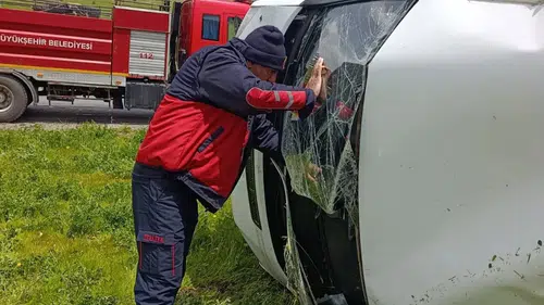 Van-Bitlis yolunda yağışlı havada minibüs devrildi