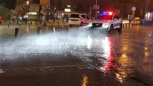 İzmir’de aniden bastıran sağanak günlük hayatı felç etti
