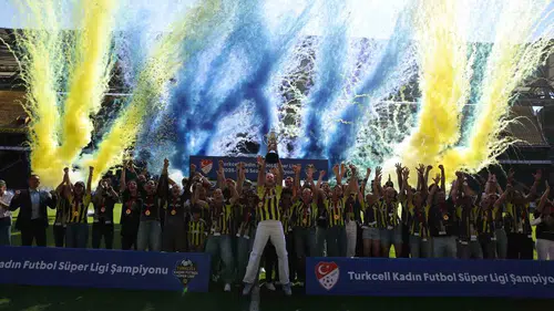 Fenerbahçe Kadın Futbol Takımı Şükrü Saracoğlu’nda Şampiyonluk Coşkusu Yaşadı
