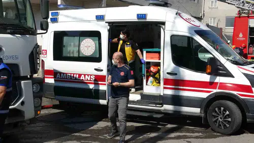 Pendik’te sabah saatlerinde iki katlı ev alevlere teslim oldu