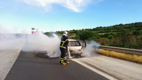 Gaziantep yolunda seyir halindeki otomobil alevlere teslim oldu