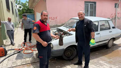 Hilvan’da otomobilin motoruna gizlenen yılan itfaiyeyi harekete geçirdi