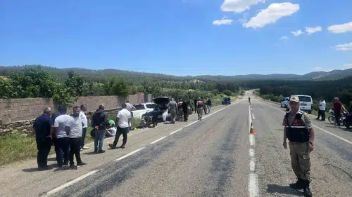 Kilis'te köy yolunda iki araç çarpıştı 9 kişi hastanelik oldu