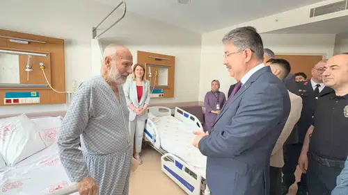 Eskişehir Valisi bayram mesaisindeki sağlıkçıları ve hastaları unutmadı
