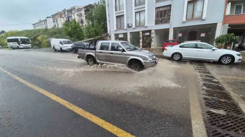 Tekirdağ Süleymanpaşa'da sağanak hayatı felç etti