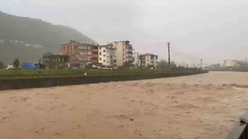 Trabzon Araklı'da sel felaketi yolları kapattı