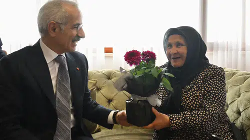 Bakan Uraloğlu Trabzon'da huzurevi sakinlerini ziyaret etti