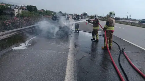 Payas yolunda seyir halindeki araç bir anda alev topuna döndü