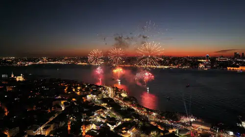 İstanbul fethin 573. yılını Boğaz üzerinde ışıklarla kutladı