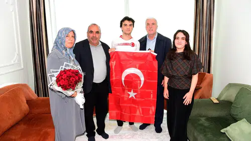 Genç öğrencinin bayrak talebine devletten hızlı yanıt