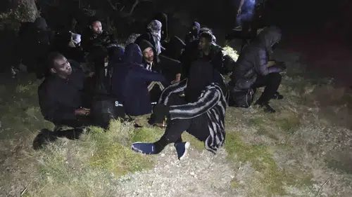 Çeşme kıyılarında gece operasyonu 29 kaçak göçmen yakalandı