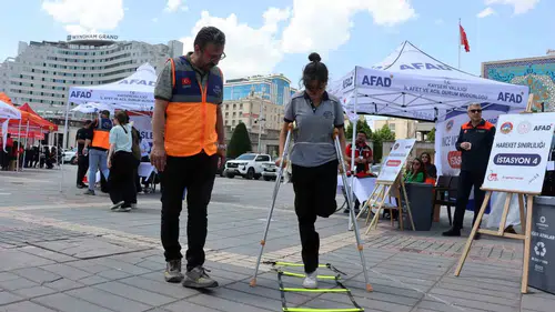 Kayserili öğrenciler engelleri bizzat deneyimleyerek anladı