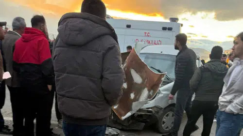 Hakkari Yüksekova kavşağında zincirleme kaza 11 kişi yaralandı