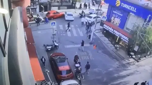 Kağıthane'de kontrolden çıkan otomobil dürümcü dükkanına daldı