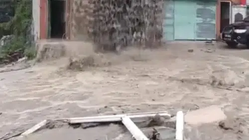 Ordu'da sağanak yağış evi şu kanalı gibi kullandı
