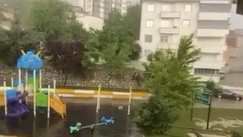 Tokat’ta sağanak yağış cadde ve sokakları göle çevirdi