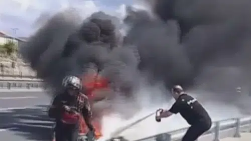 Zeytinburnu sahil yolunda seyir halindeki motosiklet aniden tutuştu