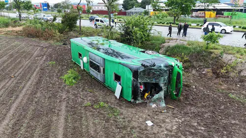 Çanakkale Biga yolunda tur otobüsü tarlaya uçtu