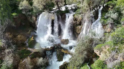 Sızır Şelalesi ilkbaharla taştı ahşap köprü sulara gömüldü