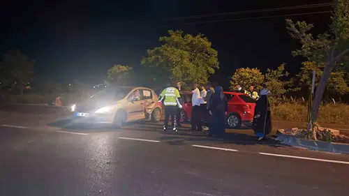 Kilis yolunda iki otomobil çarpıştı
