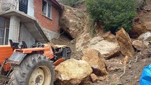 Amasya’da heyelan evi yıktı Aile pencereden kaçtı