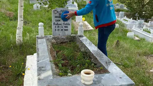 Kars Susuz’da şehitliklerde bayram öncesi bakım mesaisi