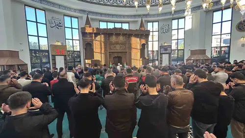 Vanlılar bayram sabahına camilerde başladı