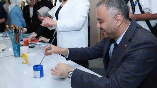 Depremzede kadınların el emeği seramikleri sergileniyor
