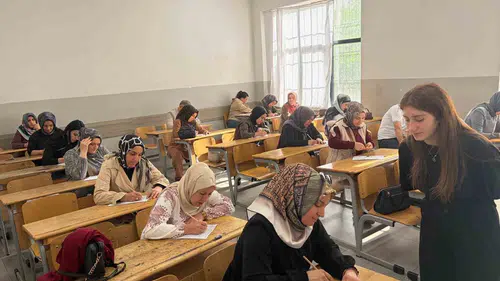 Diyarbakırlı veliler çocuklarının sırasına oturup sınava girdi