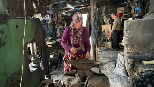 Osmaniyeli çift 42 yıllık evliliklerini demir döverek taçlandırıyor