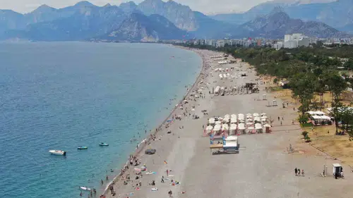 19 Mayıs tatili Konyaaltı Sahili’ni doldurdu