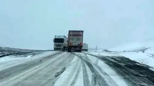 Baharın ortasında kış geri döndü Ilgar Dağı’nda tırlar mahsur kaldı