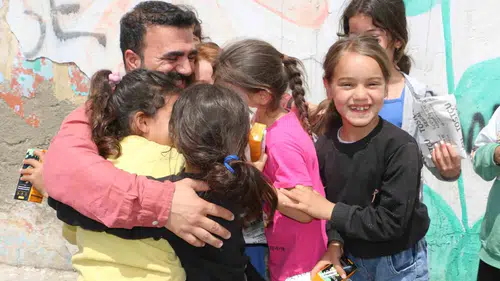 Çocukluk hayaliyle yüzlerce çocuğun karnını doyuruyor