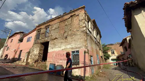 Bayındır'da terk edilmiş binada korkutan yangın