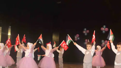Silifkeli minikler yıl sonu gösterisinde sahnede devleşti