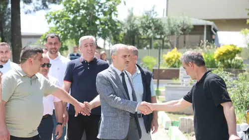 Çayırova Belediye Başkanı Çiftçi kabir ziyaretinde vatandaşlarla buluştu
