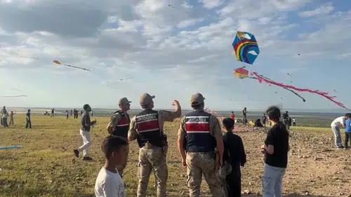 Ceylanpınar sınırında çocukların uçurtma keyfine jandarma da eşlik etti