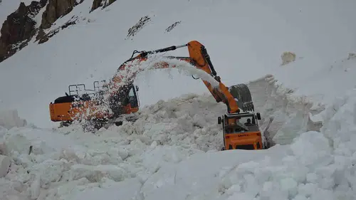 Bahçesaray yolunda karlar erimeden yollar temizleniyor