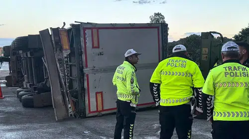 Pendik'te TIR kazası trafiği kilitledi