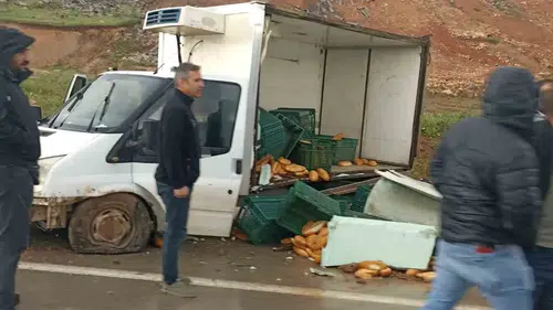 Siirt yolunda lastik patladı ekmekler yola saçıldı