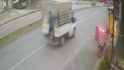 Adana sokaklarında motosikletli et hırsızlığı kameraya yansıdı