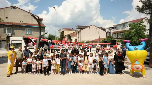 Kartepe sokakları bayram otobüsüyle festival alanına döndü