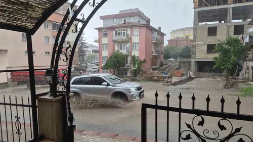 Ankara Yenimahalle sağanak yağışla sular altında kaldı