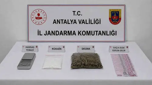 Döşemealtı’nda jandarmadan uyuşturucu baskını