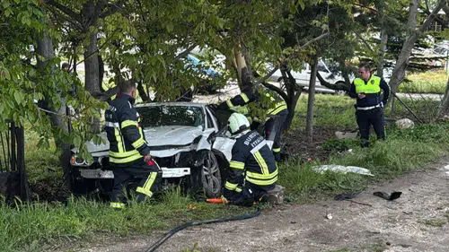 Burdur yolunda direksiyon hakimiyetini kaybeden sürücü ağaca çarptı