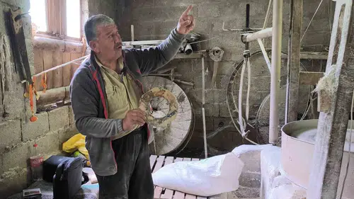 Emekli imam asırlık değirmenin çarklarını döndürüyor