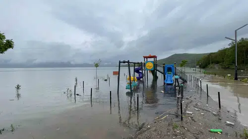 Almus Barajı doldu taştı Çocuk parkı sulara gömüldü