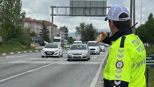 Kütahya yollarında bayram trafiği 10 kilometreyi aştı