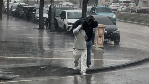 Gaziantep sokaklarında aniden bastıran sağanak günlük hayatı felç etti